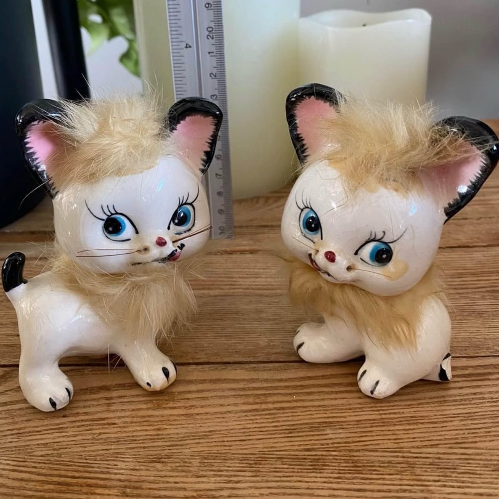 Set of 2 Adorable Vintage White and Tan Cat Salt and Pepper Shakers